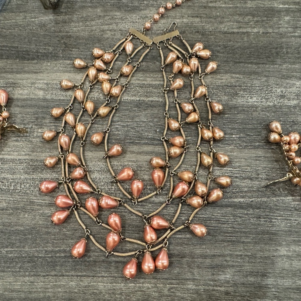 Chic Gold and Pink Teardrop Necklace